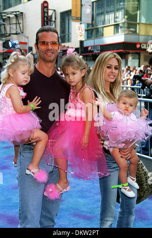 LORENZO LAMAS & FAMILY.ACTOR & FAMILY.LA, USA.28/10/2001.BM79D21C. 2001 Stock Photo