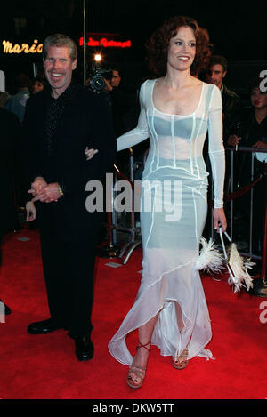 RON PERLMAN & SIGOURNEY WEAVER.ACTORS IN ''ALIEN RESURRECTION''.10/12/1997.L49G26AC. Stock Photo