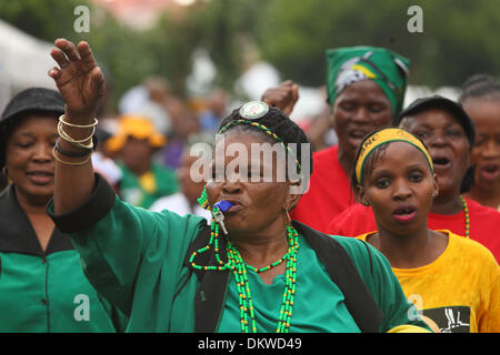 Soweto, South Africa. 8th Dec, 2013. Crowds gather to mourn the death and celebrate the life of Nelson Rolihlahla Mandela outside his former home in Vilakazi street in Soweto. Johannesburg. South Africa  Sunday 8th December 2013 Picture by Zute Lightfoot/Alamy Live News Stock Photo