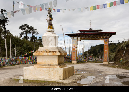 Bhutan, Yotang La pass, gateway on Trashigang to Semtokha, highway between Trongsa and Bumthang Stock Photo