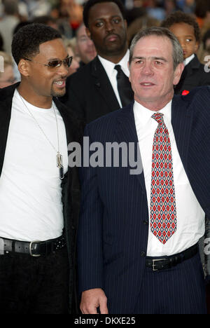 WILL SMITH & TOMMY LEE JONES.ACTORS, MEN IN BLACK.WESTWOOD, LOS ANGELES, USA.26/06/2002.LAB5476. Stock Photo