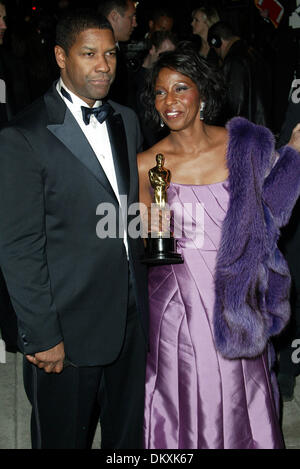 DENZEL WASHINGTON & PAULETTA.ACTOR WITH OSCAR & WIFE.A.BEVERLY HILLS, LOS ANGELES, US.24/03/2002.LA1892 Stock Photo