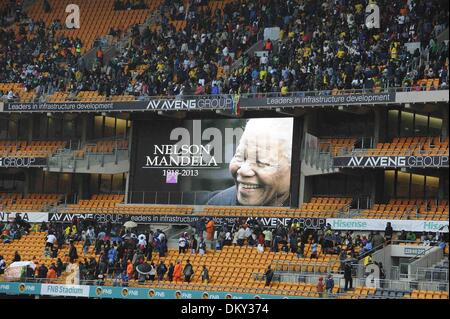 Johannesburg, South Africa. 10th Dec, 2013. People arrive for the memorial service for former South African President Nelson Mandela at the FNB Stadium in Soweto, near Johannesburg, South Africa, Dec. 10, 2013. Credit:  Li Qihua/Xinhua/Alamy Live News Stock Photo