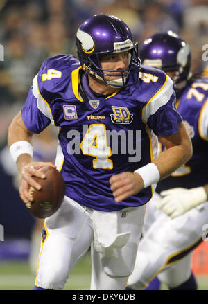 Brett favre vikings packers hi-res stock photography and images - Alamy