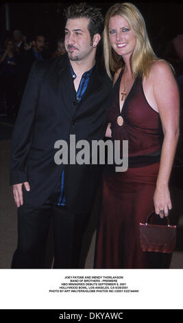 Aug. 30, 2001 - Los Angeles, CALIFORNIA, USA - JOEY FATONE AND WENDY THORLAKSON.BAND OF BROTHERS - PREMIERE.HBO MINISERIES DEBUTS SEPTEMBER 9, 2001.HOLLYWOOD BOWL, LOS ANGELES, CA 8/29/2001. ART WALTERS/   2001 K22744AW(Credit Image: © Globe Photos/ZUMAPRESS.com) Stock Photo