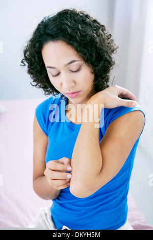 ITCHING IN A WOMAN Stock Photo
