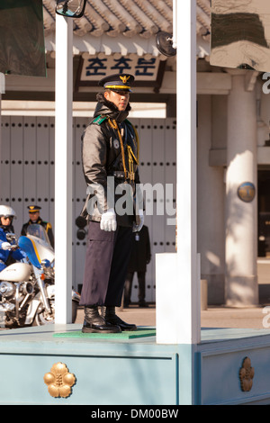 Policeman on watch at an entrance of Cheongwadae (Blue House / Pavilion of Blue Tiles) - Seoul, South Korea Stock Photo