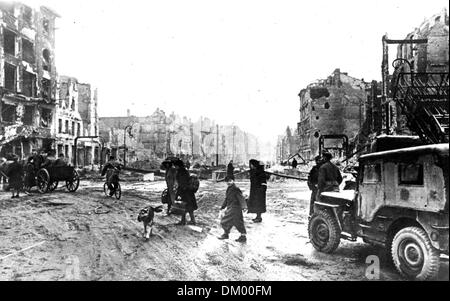 Everyday Life in the early morning of May 1, 1945 - just before the capitulation - on a big street of Berlin (Große Frankfurter Straße, today: Karl-Marx-Allee), view from the crossing Andreasstraße in the direction of Alexanderplatz. To the right, Soviet soldiers are pictured with a Katyusha rocket launcher. Fotoarchiv für Zeitgeschichte Stock Photo