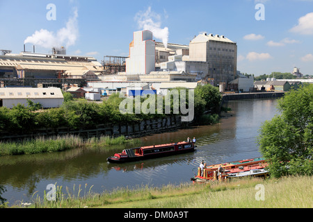 Narrowboats on the river Weaver near the Anderton Lift at Winnington, Northwich and the Tata chemicals factory Stock Photo