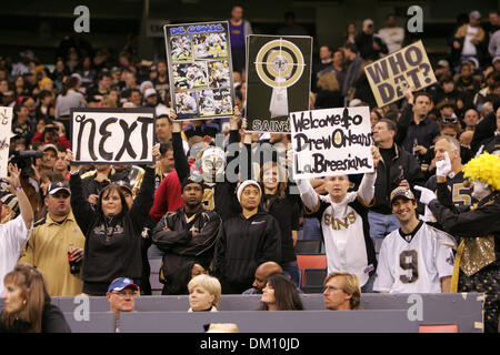 Despite the cold weather, fans enjoy their Thanksgiving dinner while  tailgating prior to the Dallas Cowboys-New Orleans Saints NFL game November  25, 2010 in Arlington, Texas. UPI/Ian Halperin Stock Photo - Alamy