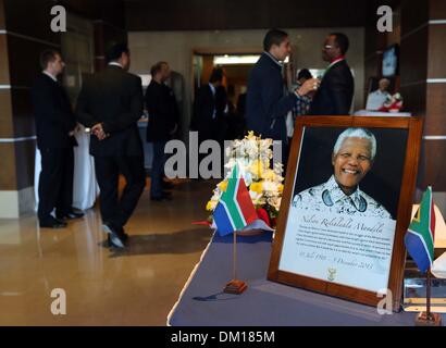 Tripoli, Libya. 10th December 2013. Portrait of the late anti-apartheid leader and former South African President, Nelson Mandela, during his memorial service in the Libyan capital Tripoli. (Xinhua/Hamza Turkia/Alamy Live News) Stock Photo