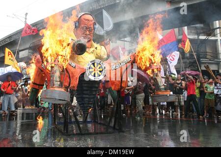 Manila, Philippines. 10th Dec, 2013. Protesters burn the effigy of President Aquino III in Mendiola Manila. -- Protesters commemorated the International Human Rights Day with a march to Mendiola, Manila bringing effigies of President Aquino III. They dubbed Aquino as the ''impunity king'' for alleged human rights violations since he started his term.Photo: J Gerard Seguia/NurPhoto Credit:  J Gerard Seguia/NurPhoto/ZUMAPRESS.com/Alamy Live News Stock Photo