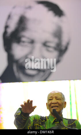 Khayelitsha, South Africa. 9th December 2013. City of Cape Town hosted an Evening of Remembrance at the OR Tambo hall, Khayelitsha. for the late former President of South Africa, Nelson Mandela. Dr Don Mattera reads his poems to the audience. Photo by Roger Sedres/ImageSA/Alamy Live News Stock Photo