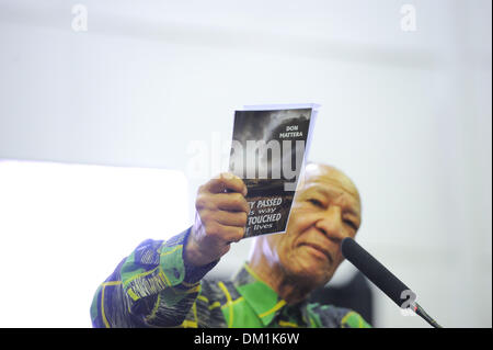 Khayelitsha, South Africa. 9th December 2013. City of Cape Town hosted an Evening of Remembrance at the OR Tambo hall, Khayelitsha. for the late former President of South Africa, Nelson Mandela. Dr Don Mattera reads his poems to the audience. Photo by Roger Sedres/ImageSA/Alamy Live News Stock Photo