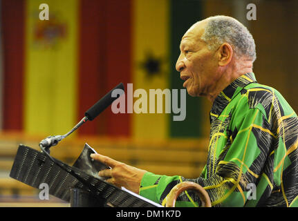 Khayelitsha, South Africa. 9th December 2013. City of Cape Town hosted an Evening of Remembrance at the OR Tambo hall, Khayelitsha. for the late former President of South Africa, Nelson Mandela. Dr Don Mattera reads his poems to the audience. Photo by Roger Sedres/ImageSA/Alamy Live News Stock Photo