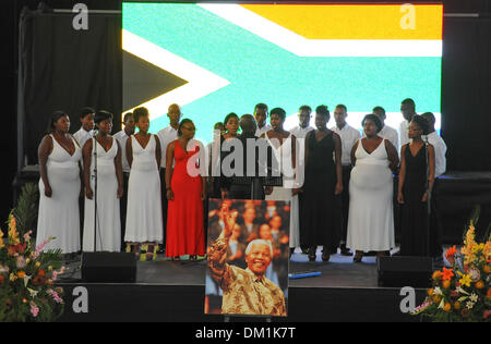 Khayelitsha, South Africa. 9th December 2013. City of Cape Town hosted an Evening of Remembrance at the OR Tambo hall, Khayelitsha. for the late former President of South Africa, Nelson Mandela. The Masi choir performs. Photo by Roger Sedres/ImageSA/Alamy Live News Stock Photo