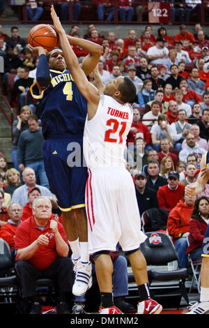 Ohio State's Evan Turner (21) brings the ball up court as Eastern ...