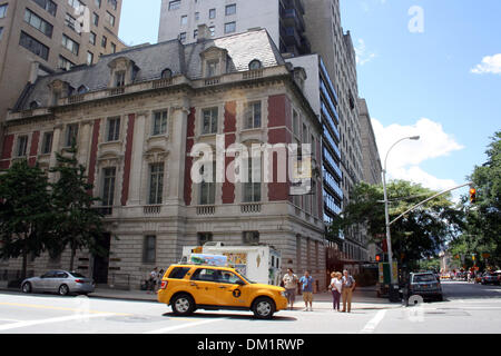 New York, USA. 04th Aug, 2013. View of the 'Neue Galerie' (lit: New Gallery) in New York, USA, 04 August 2013. The 'Neue Galerie' exists since 2001 and specializes on art and design from Austria and Germany between 1890 and 1940. Photo: Christina Horsten/dpa - ATTENTION! NO WIRE SERVICE -/dpa/Alamy Live News Stock Photo