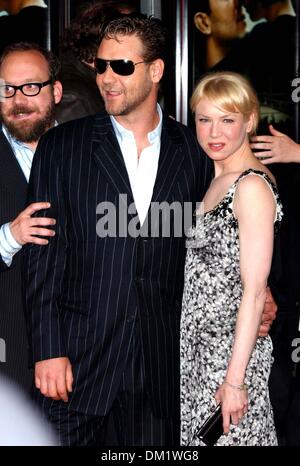 Oct. 22, 2001 - K43536AR.PREMIERE OF CINDERELLA MAN TO BENEFIT THE CHILDREN'S DEFENSE FUND LOEWS LINCOLN SQUARE THEATER, NEW YORK CITY 06-01-2005. ANDREA RENAULT-   2005.RUSSELL CROWE AND RENEE ZELLWEGER(Credit Image: © Globe Photos/ZUMAPRESS.com) Stock Photo