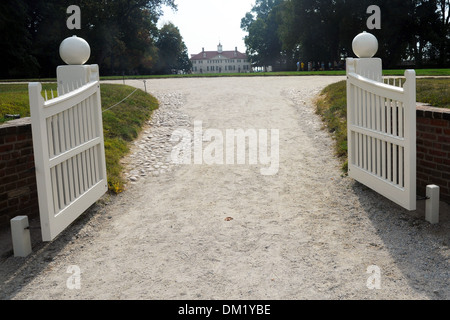 Gate to entrance of Mount Vernon Plantation home to USA President George Washington, Stock Photo