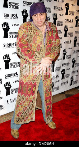 May 8, 2002 - New York, NEW YORK - HOWARD STERN  CELEBRATES HIS LAST DAY ON REGULAR RADIO BEFORE MOVING TO SIRIUS SATELLITE RADIO AT THE HARD ROCK CAFE ON  DECEMBER 16 2005.   ANDREA RENAULT    K46266AR(Credit Image: © Globe Photos/ZUMAPRESS.com) Stock Photo