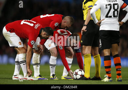 Manchester, UK. 10th Dec, 2013. Wayne Rooney (3rd L) of Manchester United prepares a free-kick with teammates Ryan Giggs (1st L) and Alexander B¨¹ttner (2nd L) during the UEFA Champions League Group A match between Manchester United and Shakhtar Donetsk at Old Trafford Stadium in Manchester, Britain on Dec. 10, 2013. Manchester United won 1-0. Credit:  Wang Lili/Xinhua/Alamy Live News Stock Photo