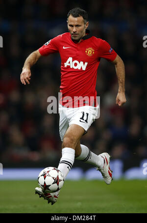 Manchester, UK. 10th Dec, 2013. Ryan Giggs of Manchester United controls the ball during the UEFA Champions League Group A match between Manchester United and Shakhtar Donetsk at Old Trafford Stadium in Manchester, Britain on Dec. 10, 2013. Manchester United won 1-0. Credit:  Wang Lili/Xinhua/Alamy Live News Stock Photo