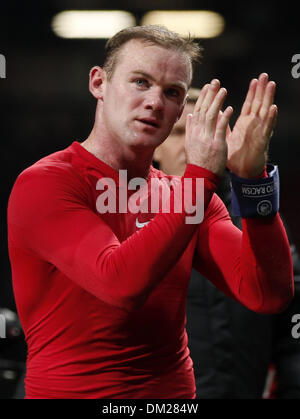 Manchester, UK. 10th Dec, 2013. Wayne Rooney of Manchester United greets spectators after the UEFA Champions League Group A match between Manchester United and Shakhtar Donetsk at Old Trafford Stadium in Manchester, Britain on Dec. 10, 2013. Manchester United won 1-0. Credit:  Wang Lili/Xinhua/Alamy Live News Stock Photo