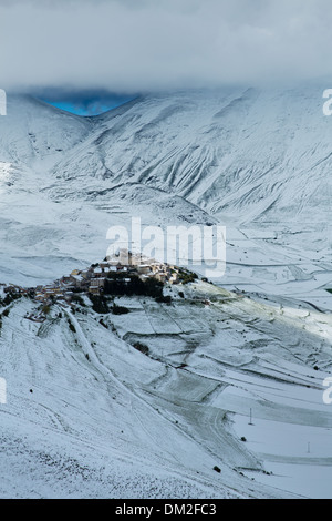 Castelluccio & the Piano Grande in the snow, Umbria, Italy Stock Photo