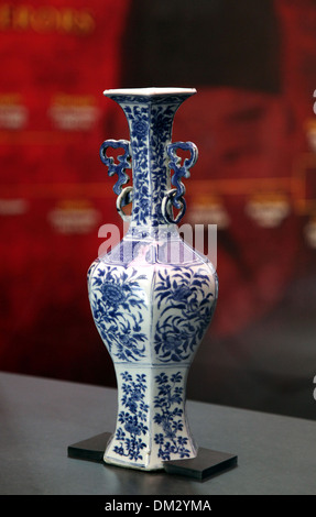12th century Chinese vase Stock Photo