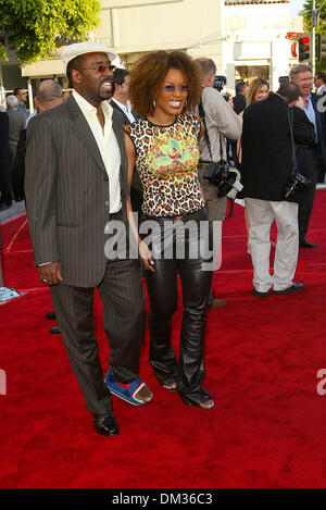 July 15, 2002 - Los Angeles, CALIFORNIA - K-19 THE WIDOWMAKER.PREMIERE AT MANN VILLAGE & BRUIN THEATER.IN LOS ANGELES, CA.ANGELA BASSETT AND HUSBAND COURTNEY B. VANCE. FITZROY BARRETT /    7-15-2002              K25546FB         (D)(Credit Image: © Globe Photos/ZUMAPRESS.com) Stock Photo