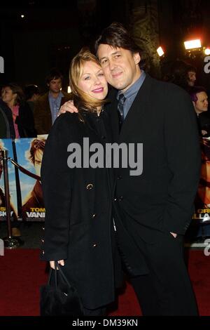 Dec. 10, 2001 - VANILLA SKY PREMIERE.AT GRAUMAN'S MANN CHINESE THEATER LOS ANGELES CA..(Director) CAMERON CROWE & WIFE NANCY WILSON. FITZROY BARRETT /    12-10-2001           K23609FB     (D)(Credit Image: © Globe Photos/ZUMAPRESS.com) Stock Photo