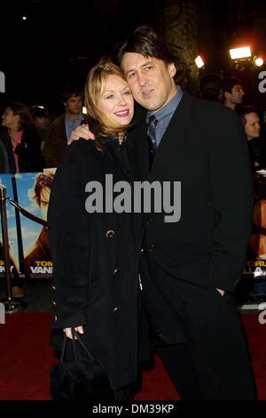 Dec. 10, 2001 - VANILLA SKY PREMIERE.AT GRAUMAN'S MANN CHINESE THEATER LOS ANGELES CA..(Director) CAMERON CROWE & WIFE NANCY WILSON. FITZROY BARRETT /    12-10-2001           K23609FB     (D)(Credit Image: © Globe Photos/ZUMAPRESS.com) Stock Photo