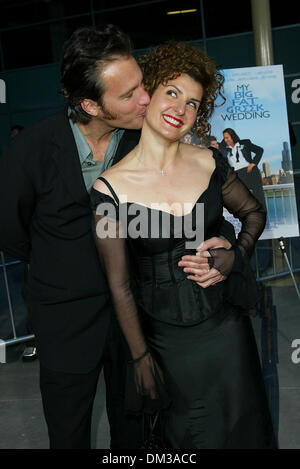 Apr. 15, 2002 - Los Angeles, CALIFORNIA - MY BIG FAT GREEK WEDDING.PREMIERE AT ARCLIGHT CINERAMA DOME IN LOS ANGELES, CA.JOHN CORBETT AND NIA VARDALOS. FITZROY BARRETT /    4-15-2002        K24699FB         (D)(Credit Image: © Globe Photos/ZUMAPRESS.com) Stock Photo