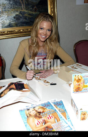 Nov. 25, 2002 - Hollywood, CALIFORNIA - CARRIE STROUP -..BENCH WARMER TRADING CARDS 2002 SERIES #2 -.SIGNING  AT BEL AGE HOEL IN WEST HOLLYWOOD, CA -. FITZROY BARRETT /    11-25-2002 -              K27299FB         (D)(Credit Image: © Globe Photos/ZUMAPRESS.com) Stock Photo