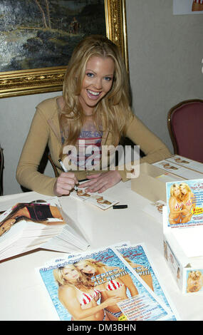 Nov. 25, 2002 - Hollywood, CALIFORNIA - CARRIE STROUP -..BENCH WARMER TRADING CARDS 2002 SERIES #2 -.SIGNING  AT BEL AGE HOEL IN WEST HOLLYWOOD, CA -. FITZROY BARRETT /    11-25-2002 -              K27299FB         (D)(Credit Image: © Globe Photos/ZUMAPRESS.com) Stock Photo