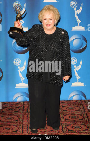 Nov. 4, 2001 - 53RD EMMY AWARDS.AT THE SHUBERT THEATRE IN LOS ANGELES, CA.DORIS ROBERTS  (Outstanding supporting actress in a comedy series). FITZROY BARRETT /    11-04-2001        K23268FB         (D)(Credit Image: © Globe Photos/ZUMAPRESS.com) Stock Photo