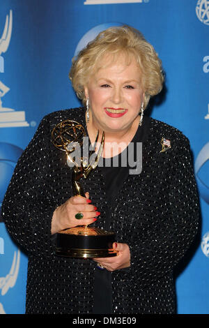 Nov. 4, 2001 - 53RD EMMY AWARDS.AT THE SHUBERT THEATRE IN LOS ANGELES, CA.DORIS ROBERTS  (Outstanding supporting actress in a comedy series). FITZROY BARRETT /    11-04-2001        K23268FB         (D)(Credit Image: © Globe Photos/ZUMAPRESS.com) Stock Photo