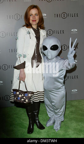 Apr. 27, 2002 - Los Angeles, CALIFORNIA - THE X-FILES SERIES FINALE WRAP PARTY.AT THE HOUSE OF BLUES IN LOS ANGELES, CA.GILLIAN ANDERSON  WITH ALIEN. FITZROY BARRETT /    4-25-2002        K24854FB         (D)(Credit Image: © Globe Photos/ZUMAPRESS.com) Stock Photo