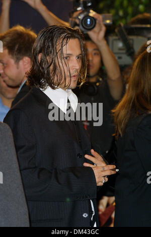 Oct. 17, 2001 - FROM HELL .PREMIERE AT MANN VILLAGE THEATERE LA..JOHNNY DEPP  (in the movie). FITZROY BARRETT /    10-17-2001        K23117FB         (D)(Credit Image: © Globe Photos/ZUMAPRESS.com) Stock Photo