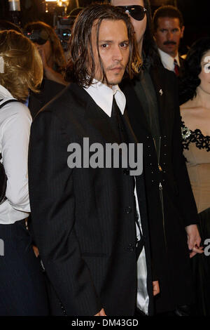 Oct. 17, 2001 - FROM HELL .PREMIERE AT MANN VILLAGE THEATERE LA..JOHNNY DEPP  (in the movie). FITZROY BARRETT /    10-17-2001        K23117FB         (D)(Credit Image: © Globe Photos/ZUMAPRESS.com) Stock Photo