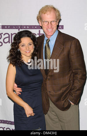 Nov. 7, 2001 - 11TH ENVIRONMENTAL MEDIA AWARDS.AT THE EBELL IN LOS ANGELES, CA.JULIA LOUIS-DREYFUS & HUSBAND BRAD HALL. FITZROY BARRETT /    11-07-2001        K23275FB         (D)(Credit Image: © Globe Photos/ZUMAPRESS.com) Stock Photo