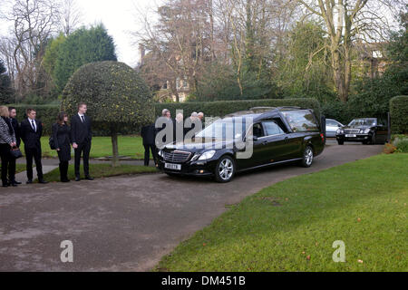 Altrincham, Cheshire, UK. 11th December 2013. The cortege of Bill Foulkes, who died on November 25th, arrives at  St Vincent De Paul RC Church in Altrincham, Cheshire. Bill was one of the Busby Babes, who survived the Munich air crash in February 1958  was captain and played 688 times for Manchester United.  Bill Foulkes Funeral  Altrincham  Cheshire  11 December 2013 Credit:  John Fryer/Alamy Live News Stock Photo