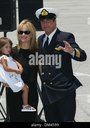 June 24, 2002 - Los Angeles, CALIFORNIA - JOHN TRAVOLTA BECOMES QANTAS AMBASSADOR-AT-LARGE.AT LAX AIRPORT IN LOS ANGELES, CA.JOHN TRAVOLTA WITH HIS WIFE KELLY PRESTON AND.THEIR DAUGHTER ELLA BLEU. FITZROY BARRETT /    6-24-2002        K25384FB         (D)(Credit Image: © Globe Photos/ZUMAPRESS.com) Stock Photo