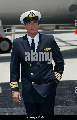 June 24, 2002 - Los Angeles, CALIFORNIA - JOHN TRAVOLTA BECOMES QANTAS AMBASSADOR-AT-LARGE.AT LAX AIRPORT IN LOS ANGELES, CA.JOHN TRAVOLTA. FITZROY BARRETT /    6-24-2002        K25384FB         (D)(Credit Image: © Globe Photos/ZUMAPRESS.com) Stock Photo