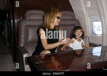 June 24, 2002 - Los Angeles, CALIFORNIA - JOHN TRAVOLTA BECOMES QANTAS AMBASSADOR-AT-LARGE.AT LAX AIRPORT IN LOS ANGELES, CA.KELLY PRESTON AND DAUGHTER ELLA BLEU INSIDE THEIR.AIRPLANE. FITZROY BARRETT /    6-24-2002        K25384FB         (D)(Credit Image: © Globe Photos/ZUMAPRESS.com) Stock Photo