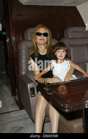 June 24, 2002 - Los Angeles, CALIFORNIA - JOHN TRAVOLTA BECOMES QANTAS AMBASSADOR-AT-LARGE.AT LAX AIRPORT IN LOS ANGELES, CA.KELLY PRESTON AND DAUGHTER ELLA BLEU INSIDE THEIR.AIRPLANE. FITZROY BARRETT /    6-24-2002        K25384FB         (D)(Credit Image: © Globe Photos/ZUMAPRESS.com) Stock Photo