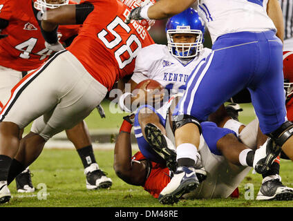 Georgia defensive end Justin Houston (42) tackles Kentucky quarterback Morgon Newton (12) at the game against Kentucky at Sanford Stadium at the University of Georgia in Athens, Ga., on Saturday, November 21, 2009. The Wildcats beat the Bulldogs 34-27. (Credit Image: © Daniel Shirey/Southcreek Global/ZUMApress.com) Stock Photo