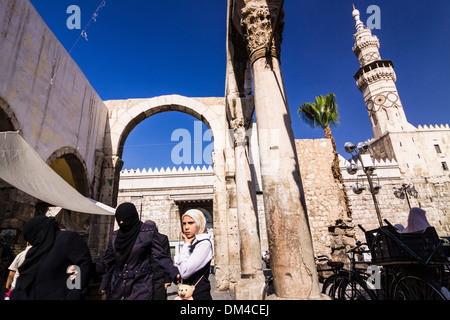 Arab women dressing on strict Islamic code at the Jupiter Gate and Umayyad Mosque. Damascus, Syria Stock Photo