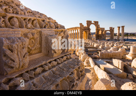 Architectural details with monumental arch in background at the ruins at Palmyra, Syria Stock Photo